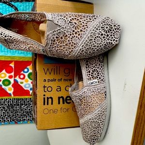 Tom’s Size 9 Platinum Crochet Flats